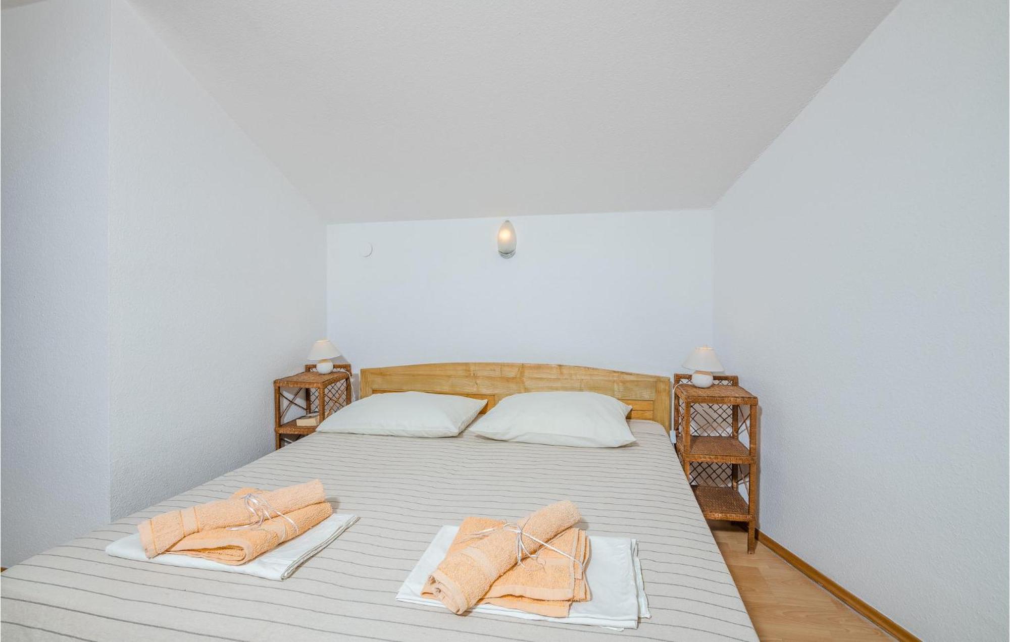 Amazing Home In Malinska Dubasnica With Wifi Екстериор снимка